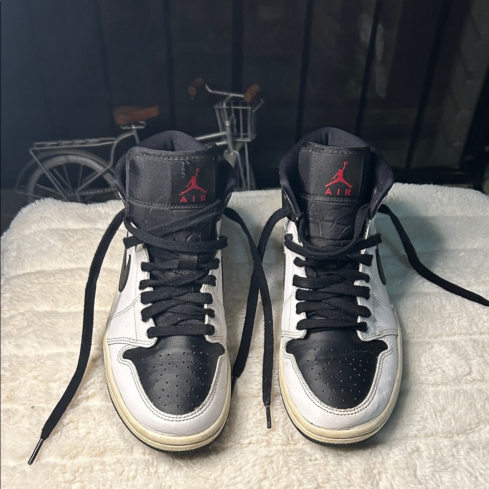 Nike Air Jordan 1 Mid "White Black" Nike Air Jordan 1 Mid "Reverse Black Toe
